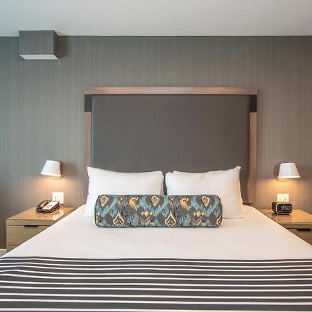 Sandman Signature Ottawa Airport Hotel Exterior photo