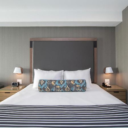 Sandman Signature Ottawa Airport Hotel Exterior photo
