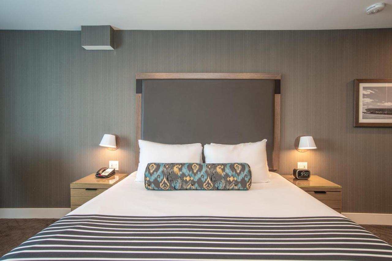 Sandman Signature Ottawa Airport Hotel Exterior photo